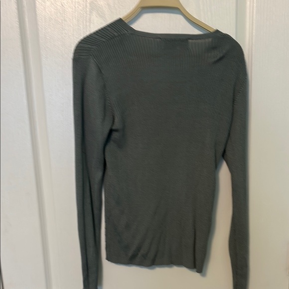 Grey V-Neck Cable Knit Long Sleeve Button up Sweater EUC - Picture 3 of 5